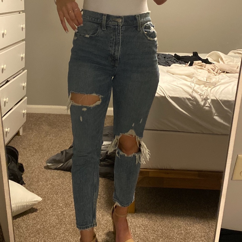 Abercrombie Mom Jean / High Rise / Distressed